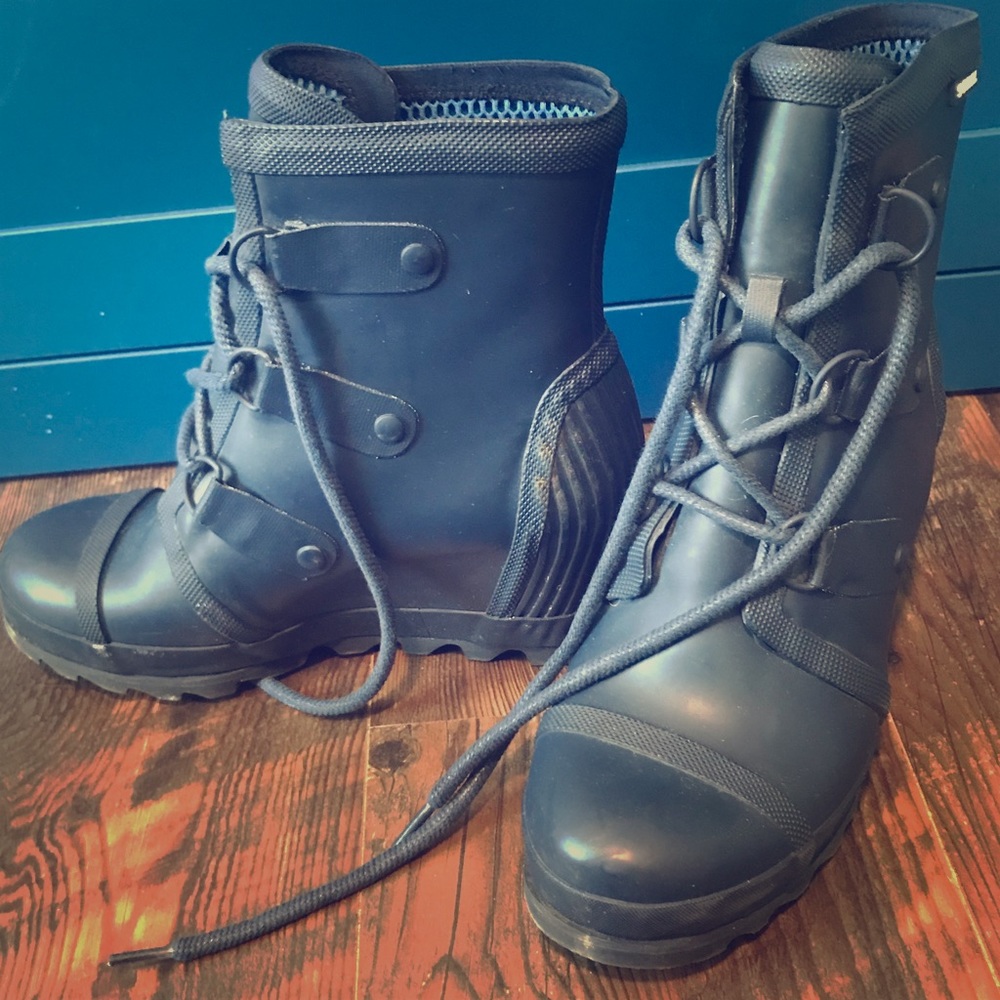 SOREL- sz 8.5 Joan Rain Wedge